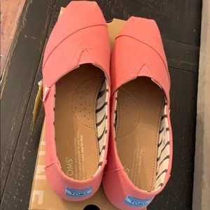 NIB Toms Cactus  Flower Heritage canvas size 10